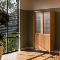 Cristaleira em Madeira Maciça com o acabamento em cera natural e toque acetinado. Duas portas com vidro canelado e duas em madeira | Coleção Jazz